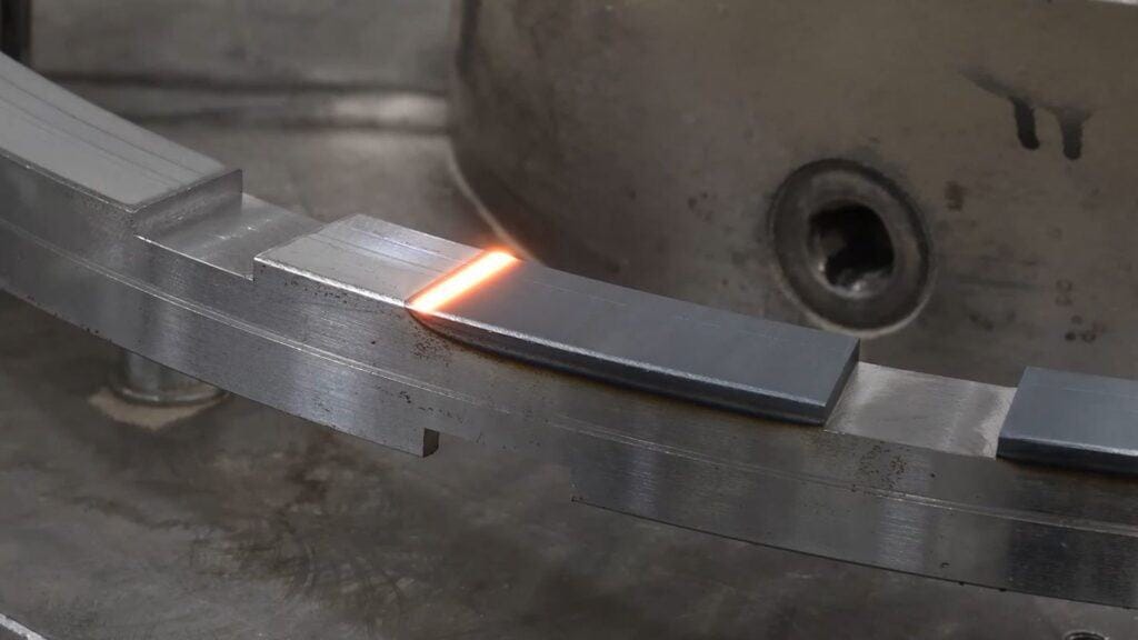 Întărirea suprafeței cu laser pe o piesă metalică