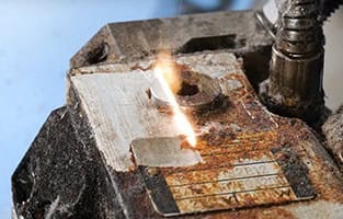 Curățarea cu laser îndepărtează vopseaua de pe un izolator ceramic - după tratament