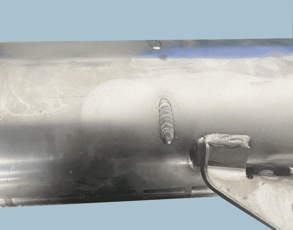 Cusătură de sudură din oțel inoxidabil după curățarea cu laser - nuanța termică îndepărtată