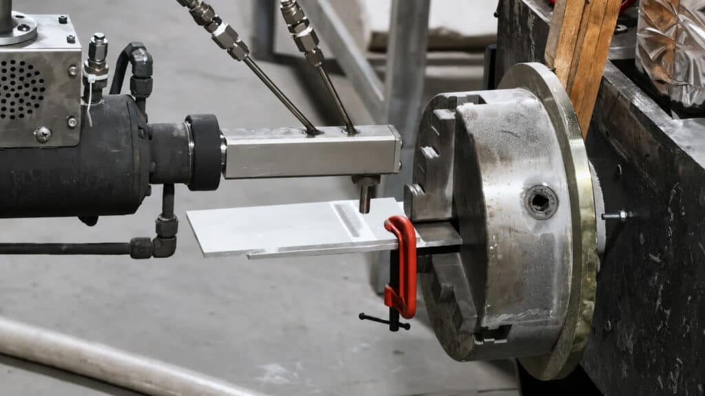 Geautomatiseerd hogedruk koudspuitsysteem met robotgestuurd spuitpistool
